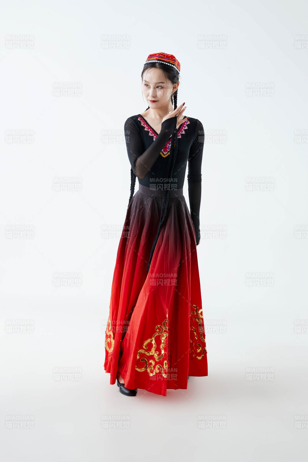 穿著新疆維吾爾族服飾跳舞的少女