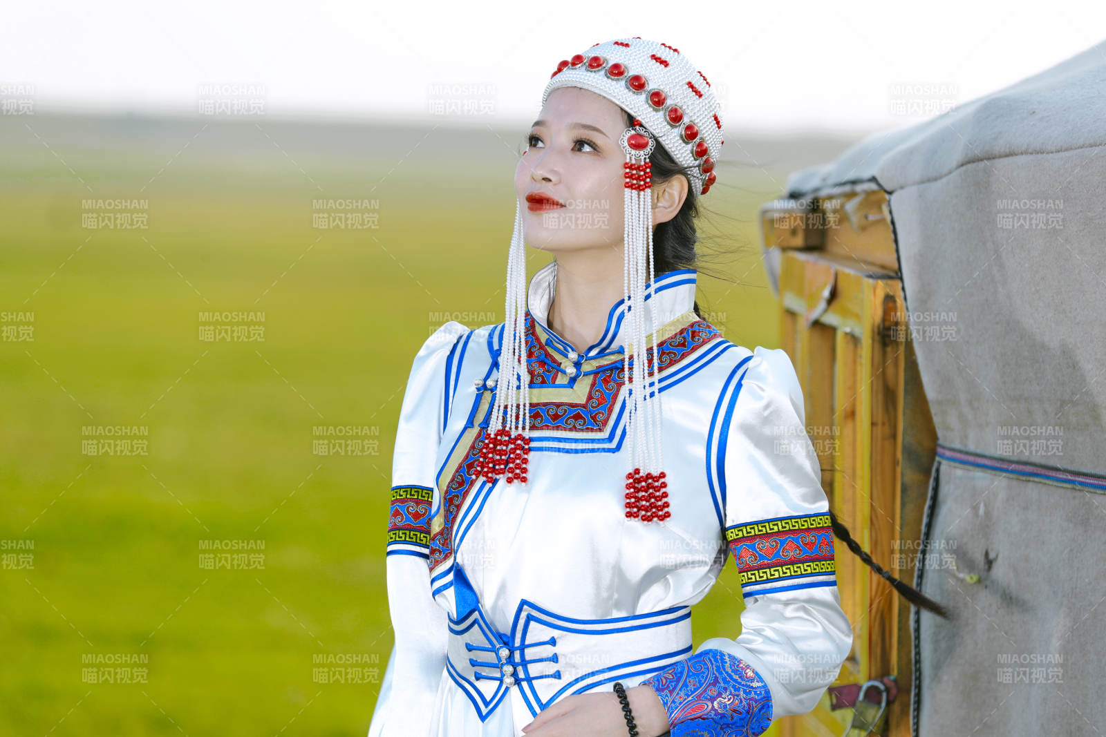 草原上穿著蒙古族傳統服飾的亞洲年輕美少女