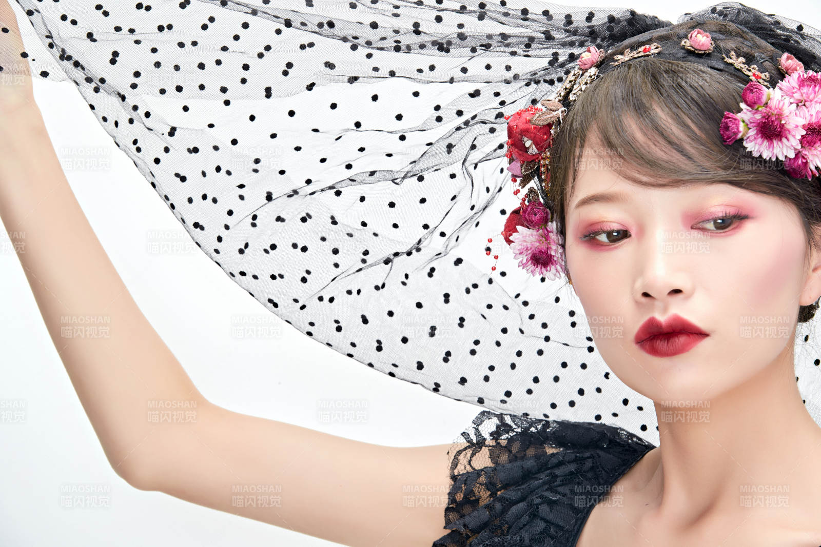 白色背景下的新娘彩妝美女人像