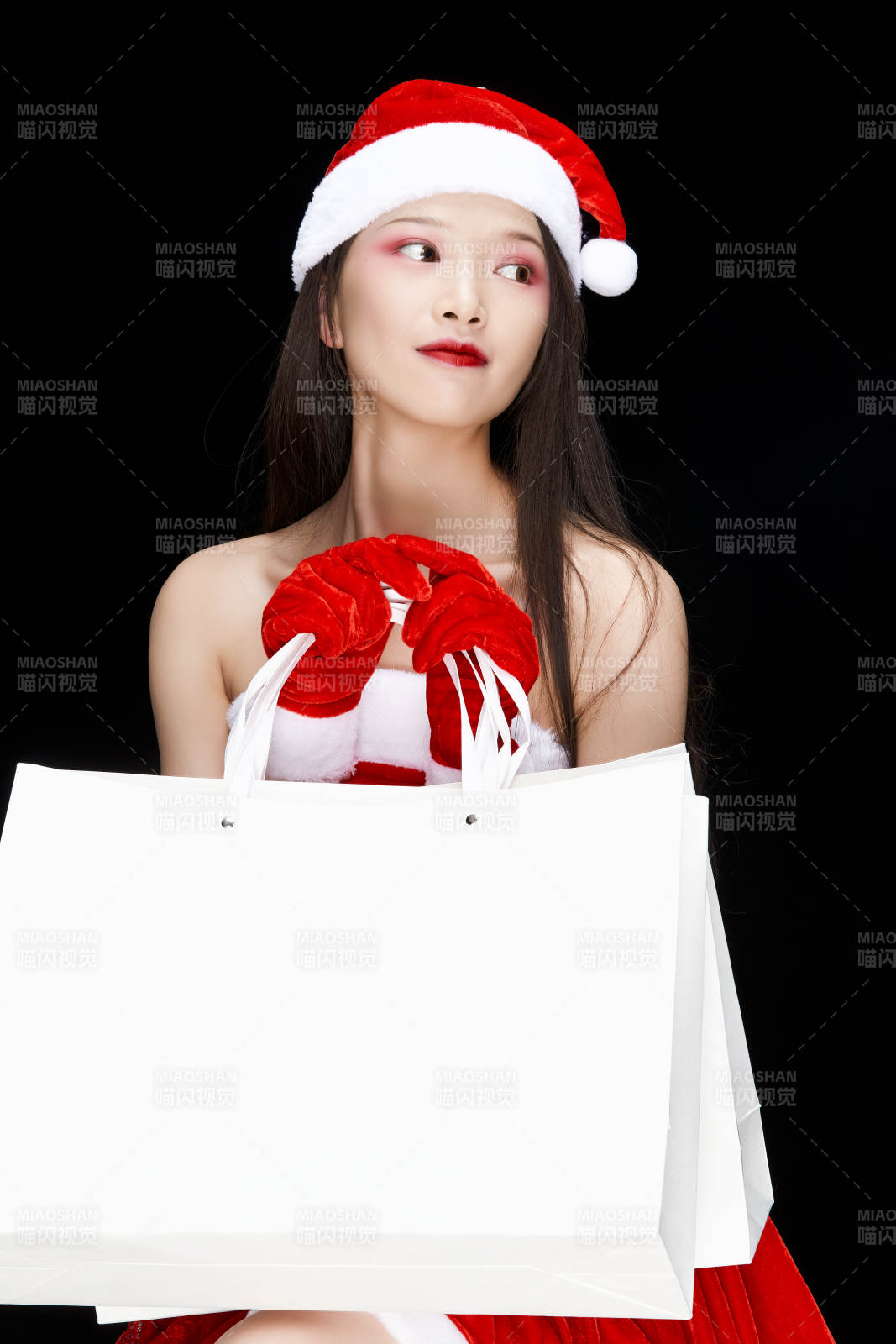 身穿圣誕服飾手提購物袋性感可愛的圣誕女郎