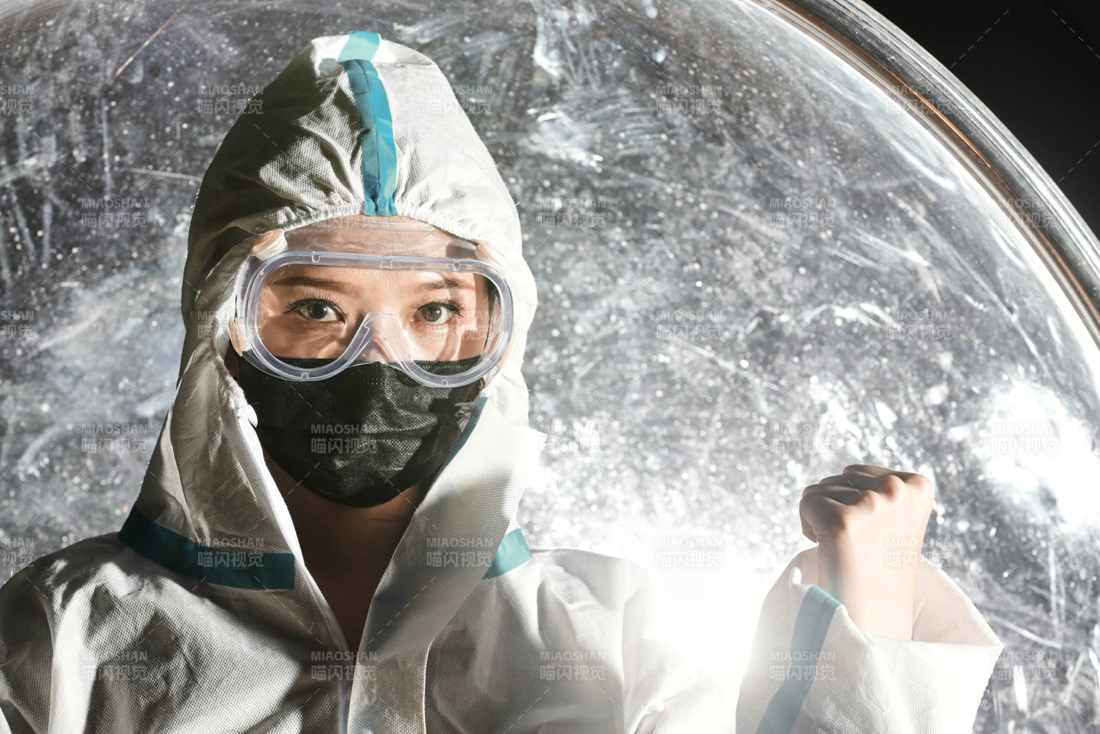 穿白色防護服佩戴護目鏡口罩的女性防護人員