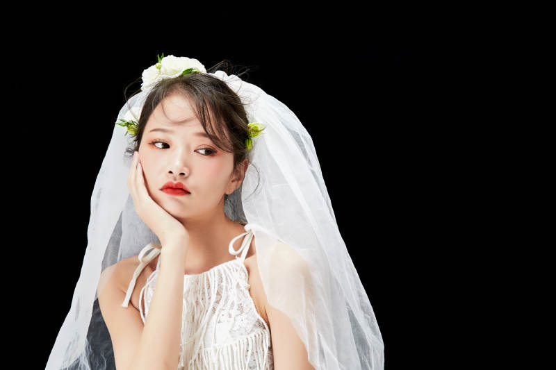 黑色背景下的美妆新娘彩妆人像