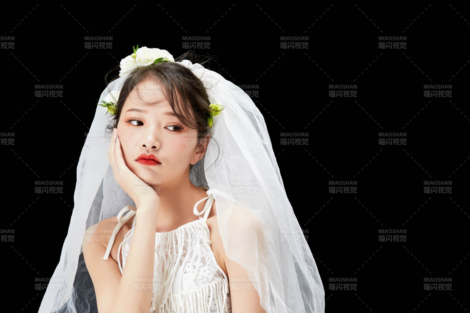 黑色背景下的美妆新娘彩妆人像