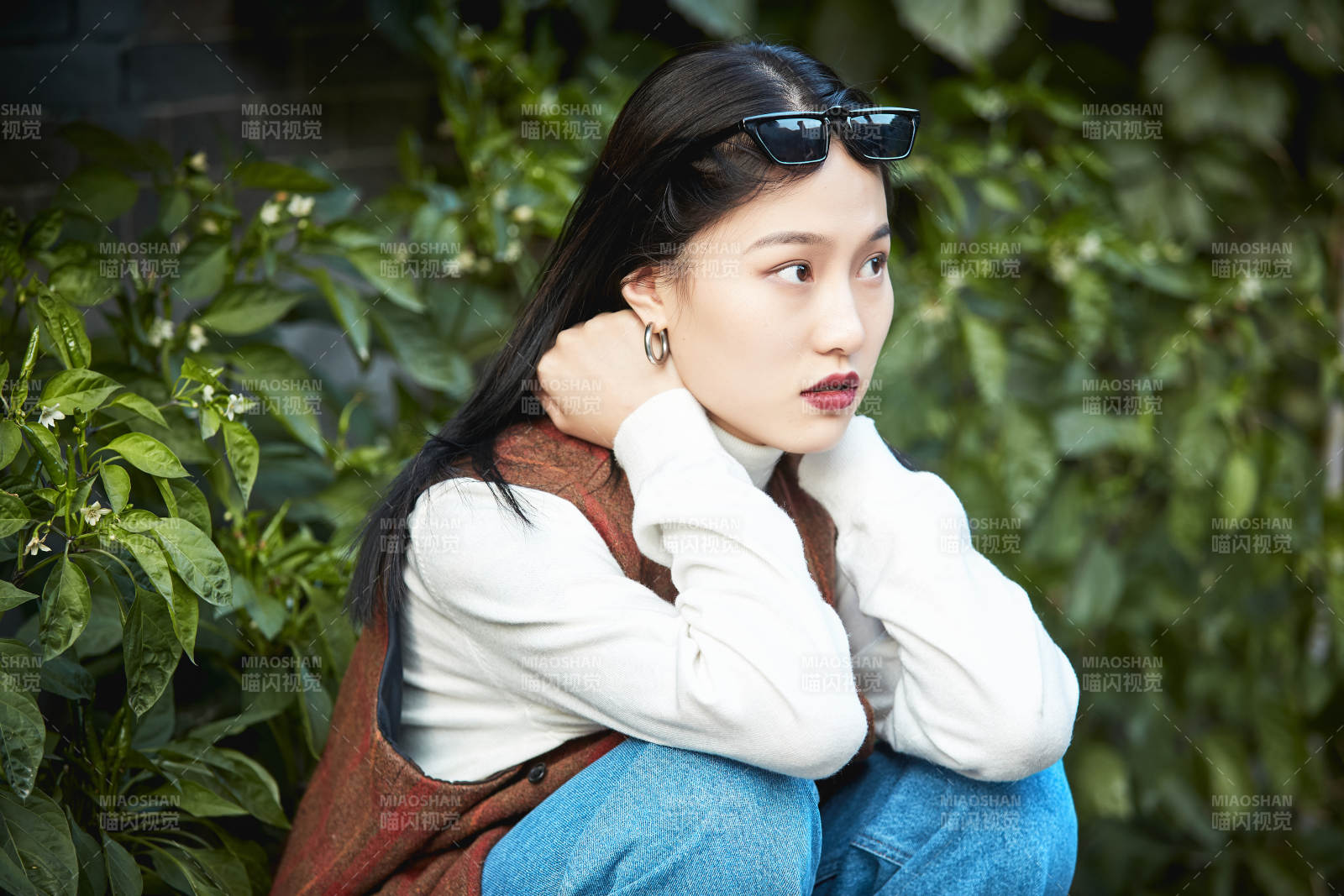 老舊城區里穿著復古港風的美麗清純少女