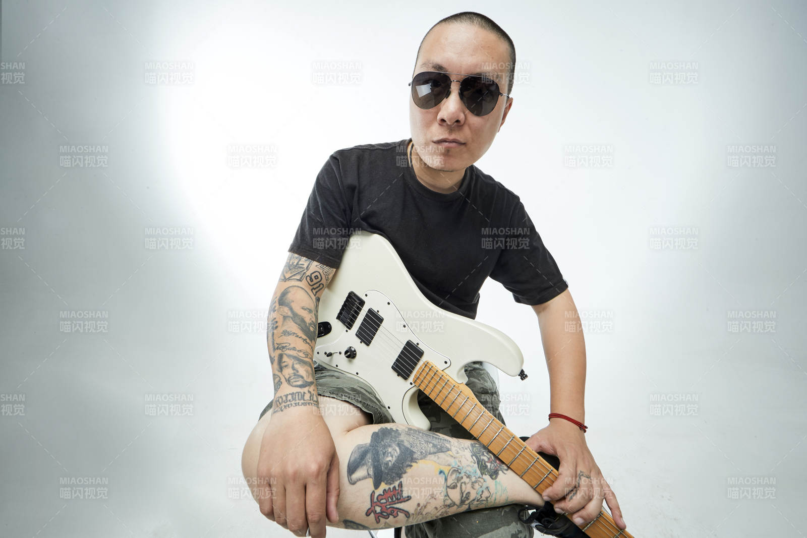 手持電吉他展示演奏的亞洲男性搖滾樂手人像