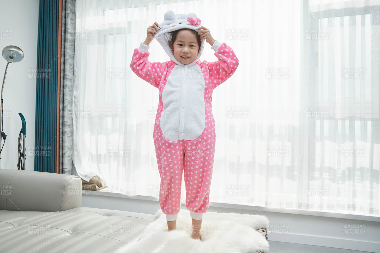 在家玩耍的亞洲小女孩