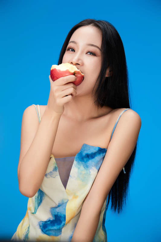 吃水果的亚洲东方长发少女