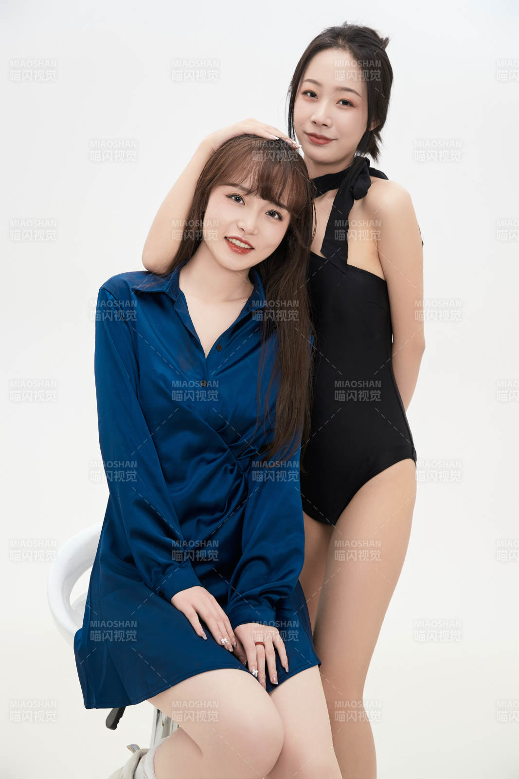 亲密无间的可爱的亚洲美女闺蜜