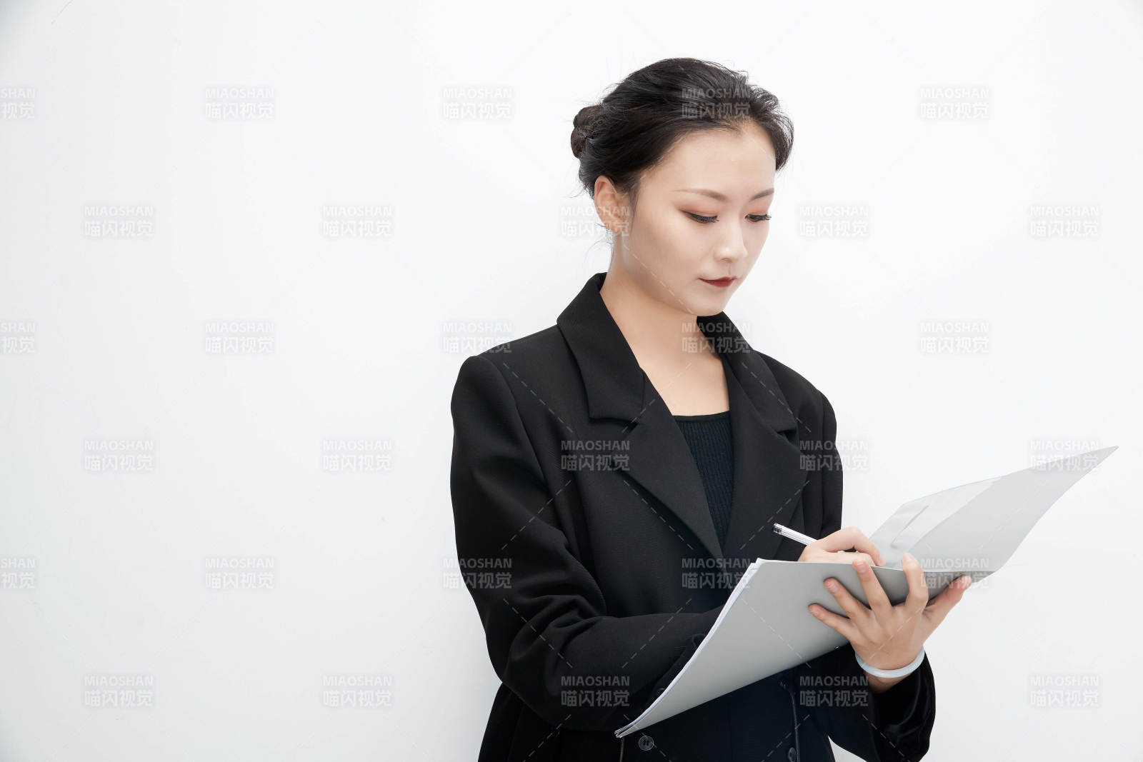 白色背景下拿著文件夾的美麗商務女士