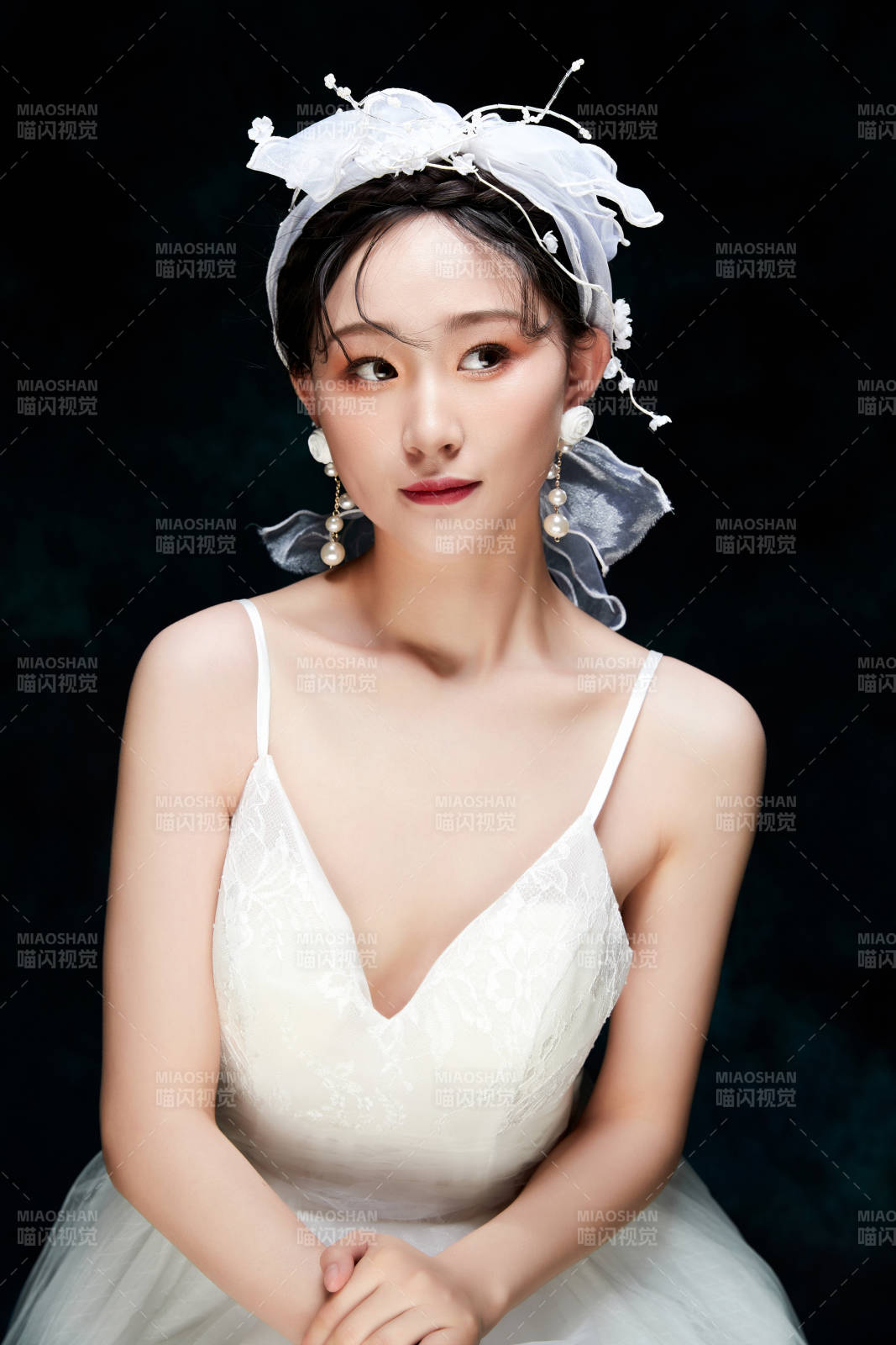 黑色背景下的女性复古婚纱妆面图片