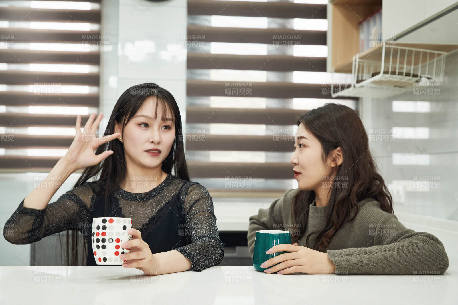 在餐厅喝咖啡闲聊的亚洲闺蜜