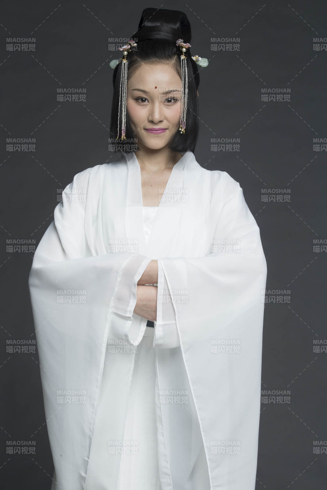 身穿古裝的漢服女性人像漢服影棚拍攝