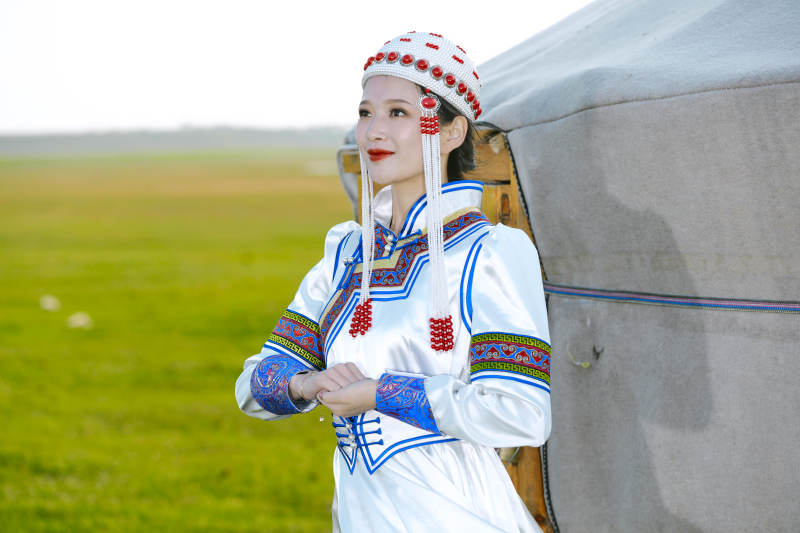 草原上穿着蒙古族传统服饰的亚洲年轻美少女