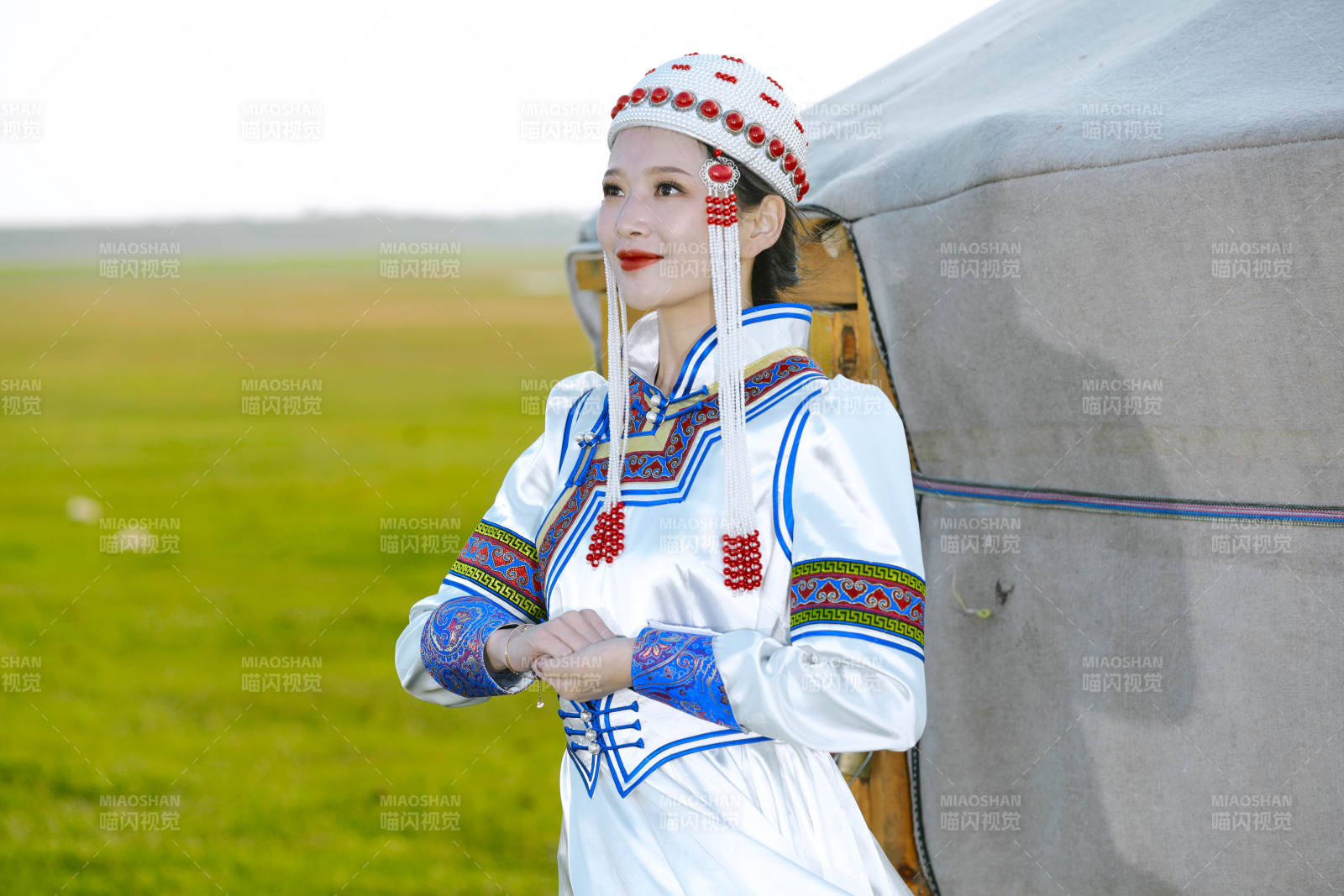 草原上穿着蒙古族传统服饰的亚洲年轻美少女