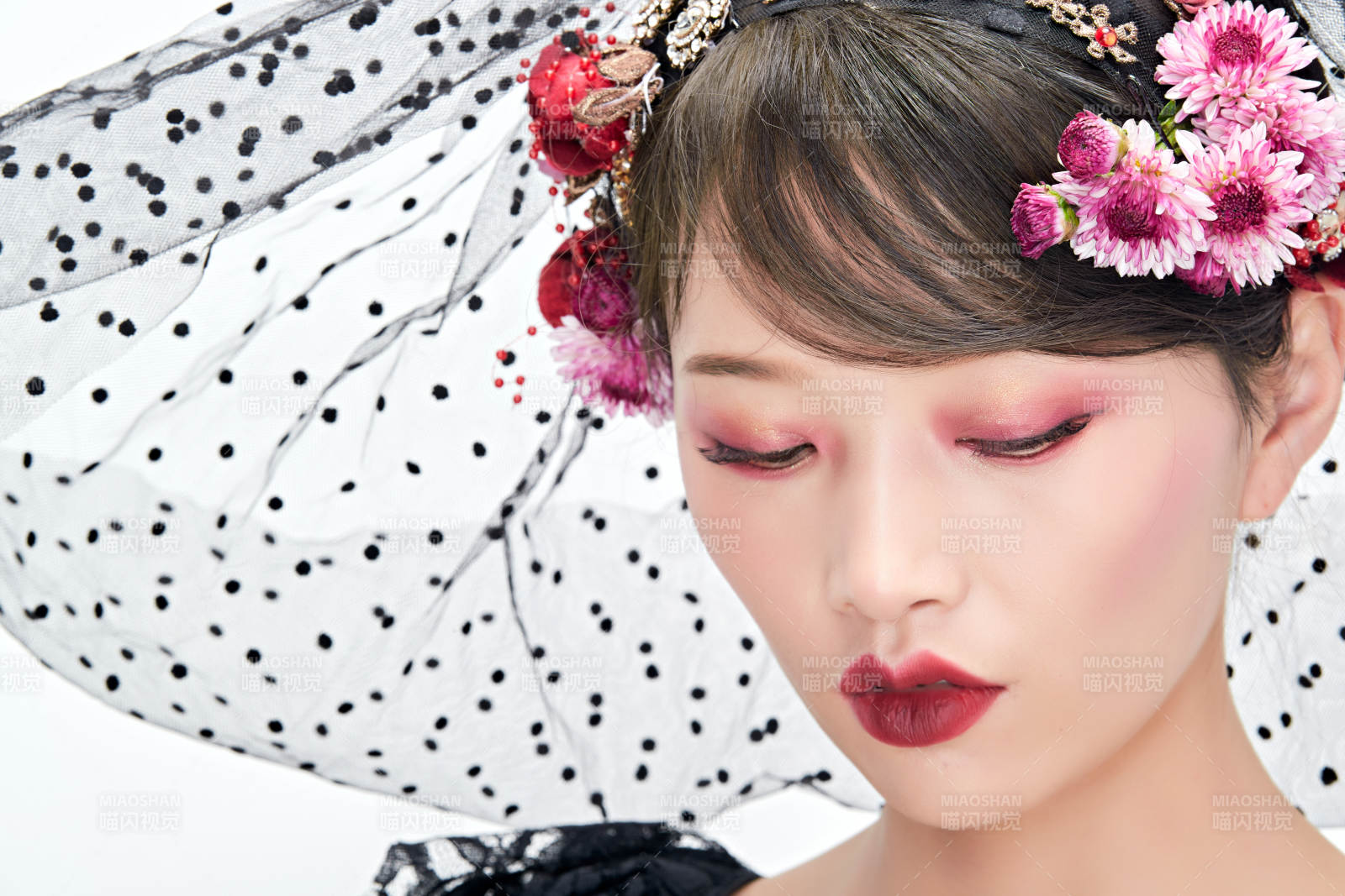 白色背景下的新娘彩妝美女人像