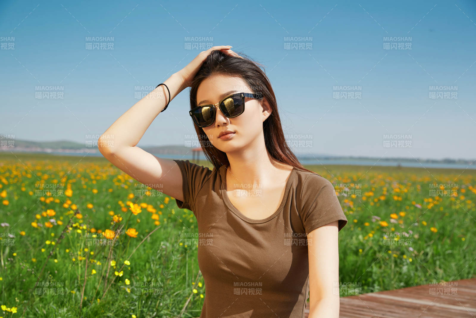 盛夏在草原濕地公園游玩的姑娘