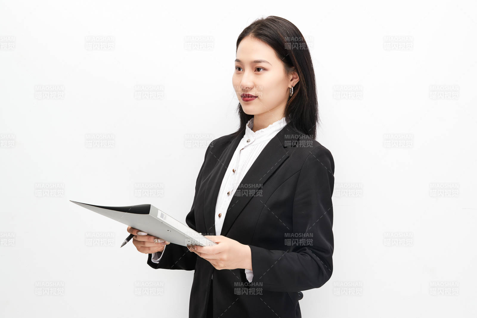 身穿西服拿着文件夹的美丽商务女士