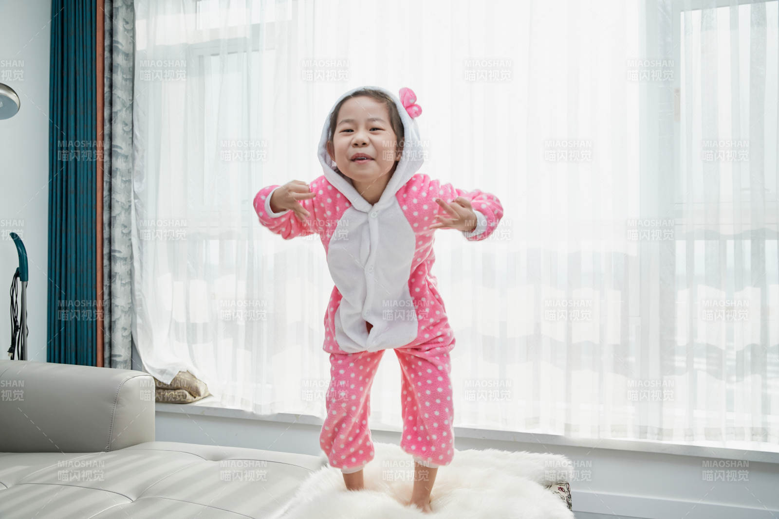 在家玩耍的亞洲小女孩