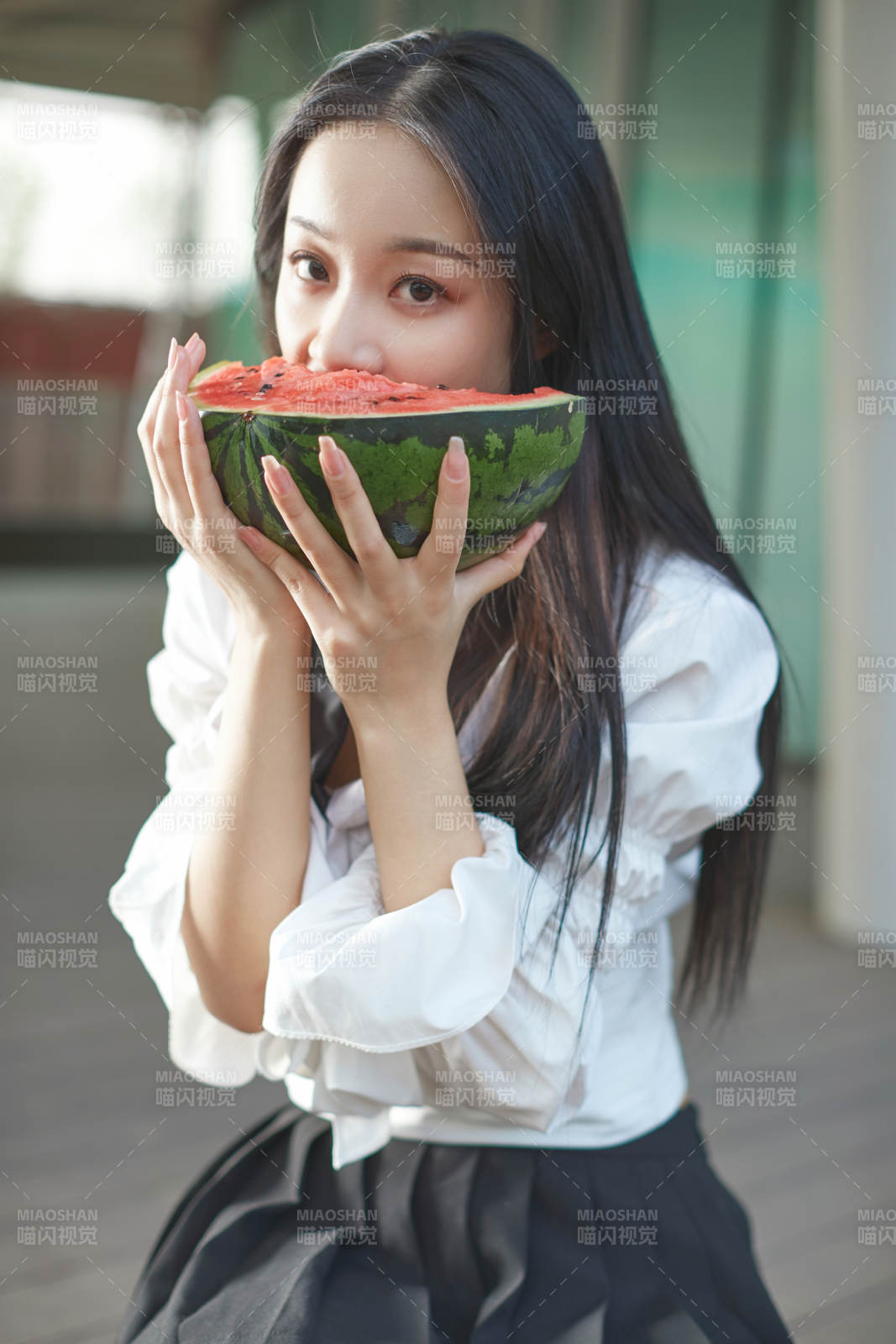 初夏户外公园吃西瓜的可爱少女