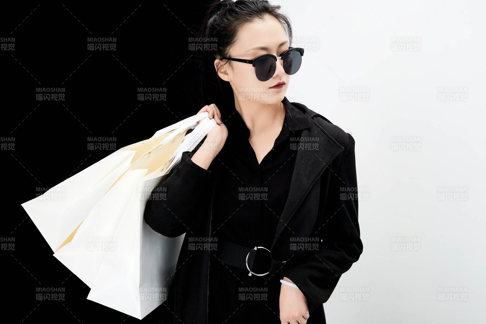 黑白色背景下的手提购物袋的时尚亚洲少女
