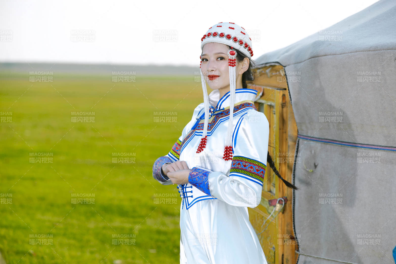 草原上穿着蒙古族传统服饰的亚洲年轻美少女