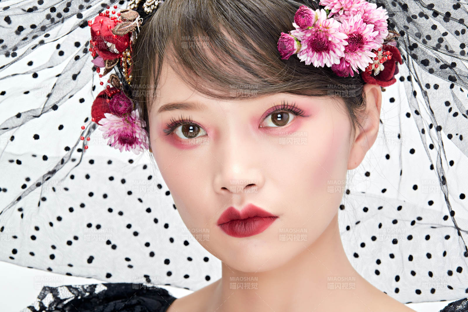 白色背景下的新娘彩妝美女人像