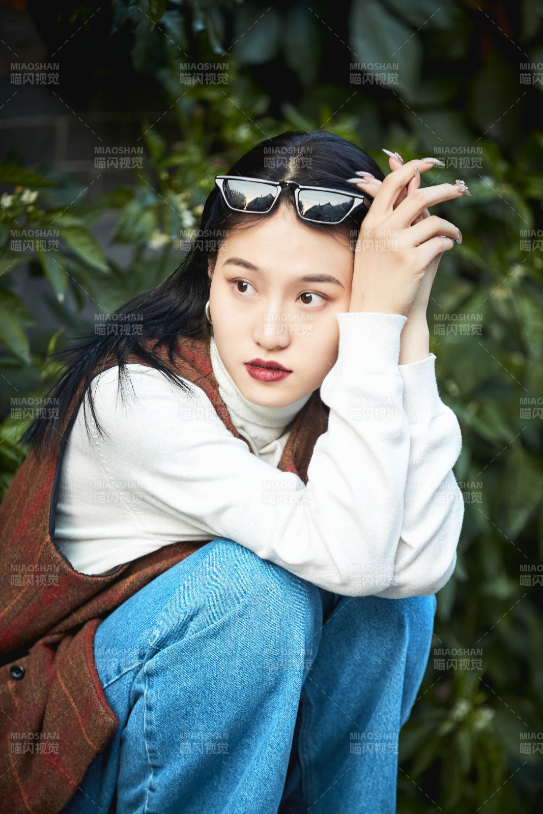 老舊城區(qū)里穿著復(fù)古港風(fēng)的美麗清純少女