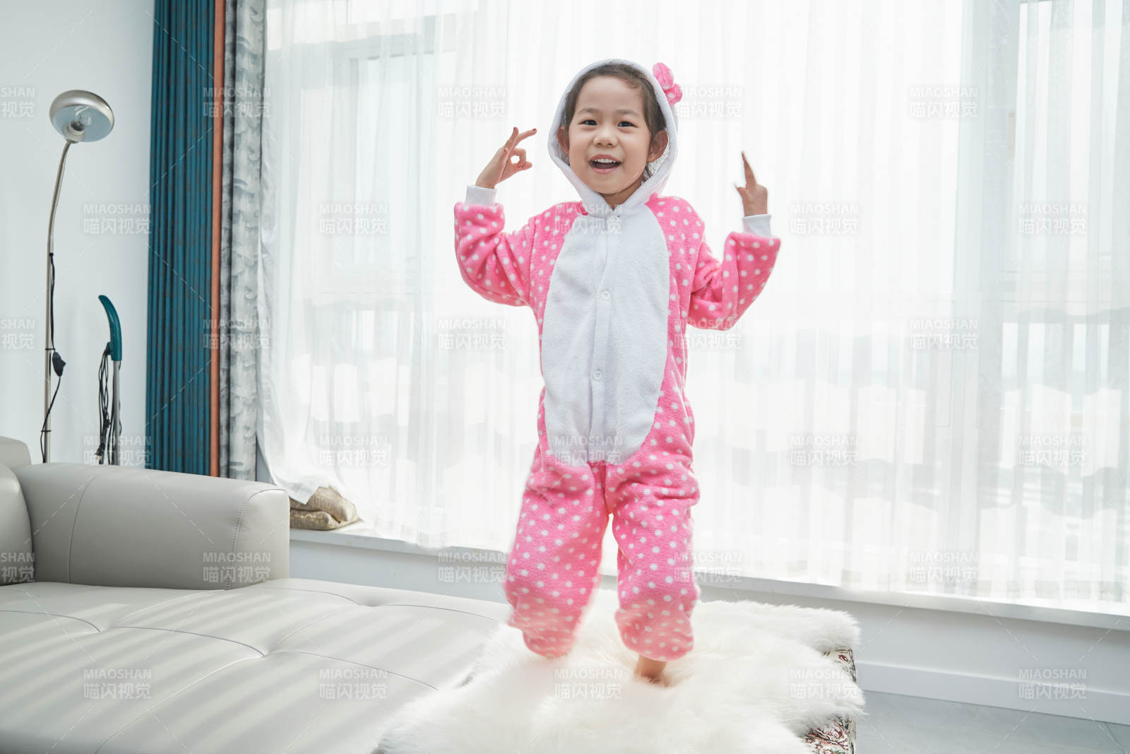 在家玩耍的亚洲小女孩