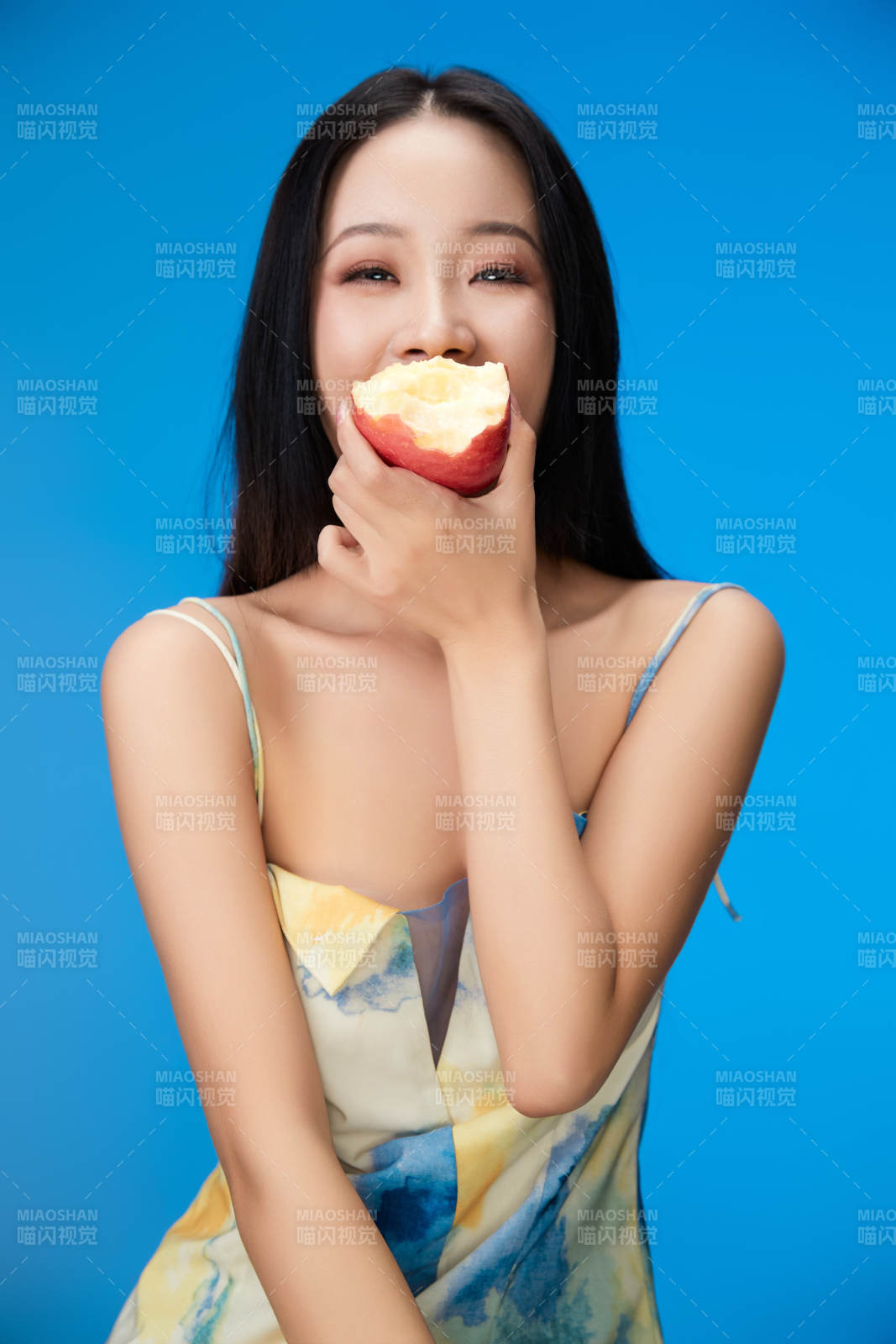 吃水果的亞洲東方長發少女