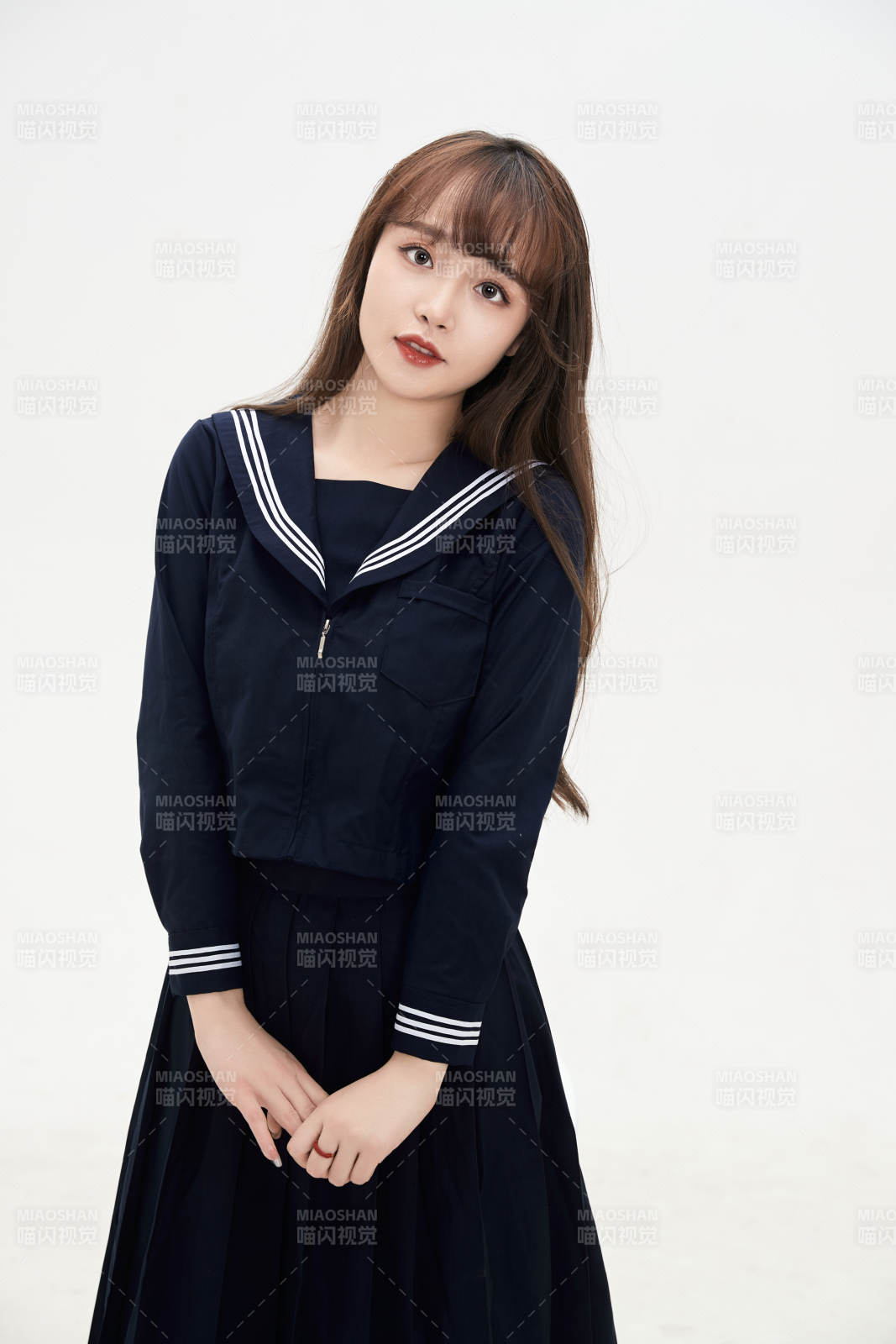 身穿日系高中制服的美麗少女