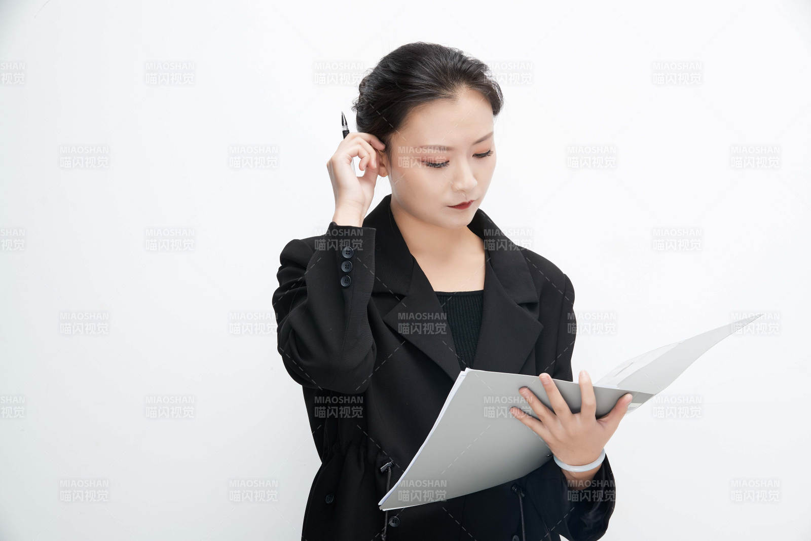 白色背景下拿著文件夾的美麗商務女士