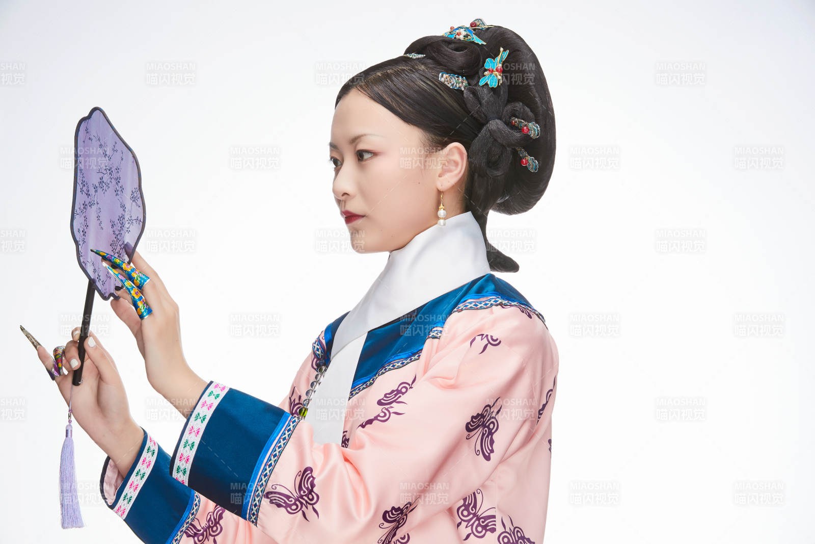 白色背景下的清代女性古裝造型清朝古裝