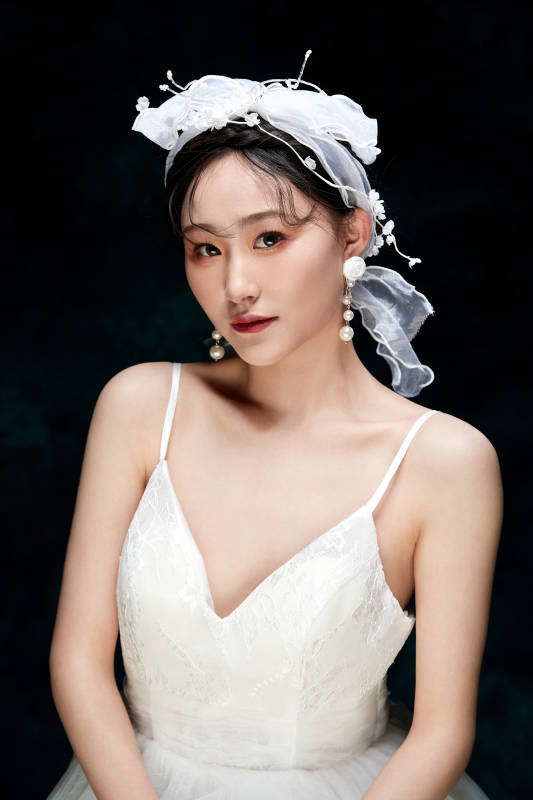 黑色背景下的女性复古婚纱妆面