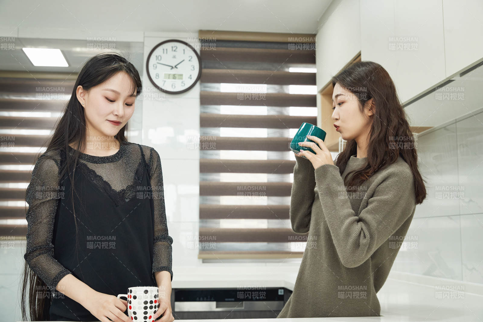 在餐廳喝咖啡閑聊的亞洲閨蜜