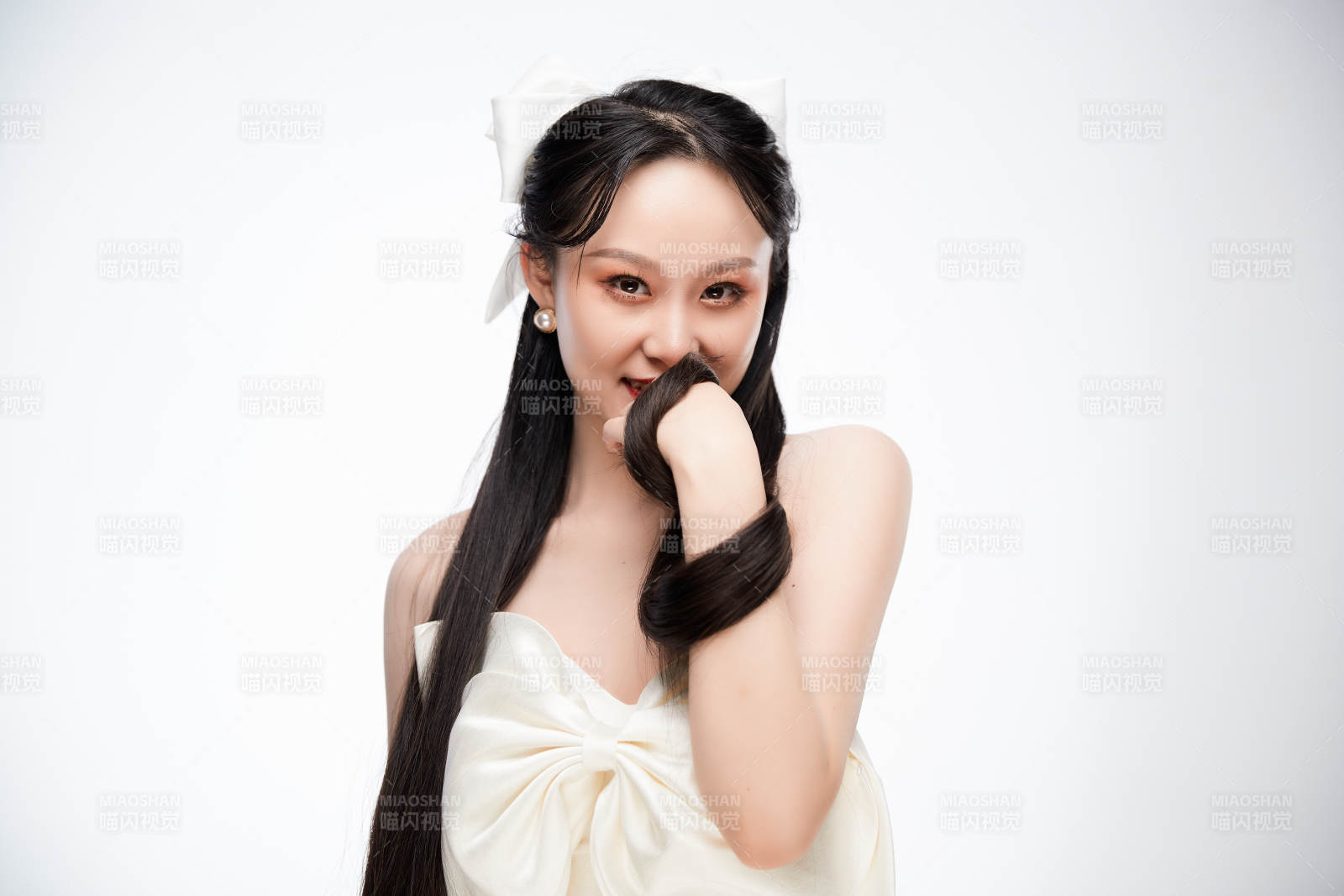 女性婚纱妆面图片