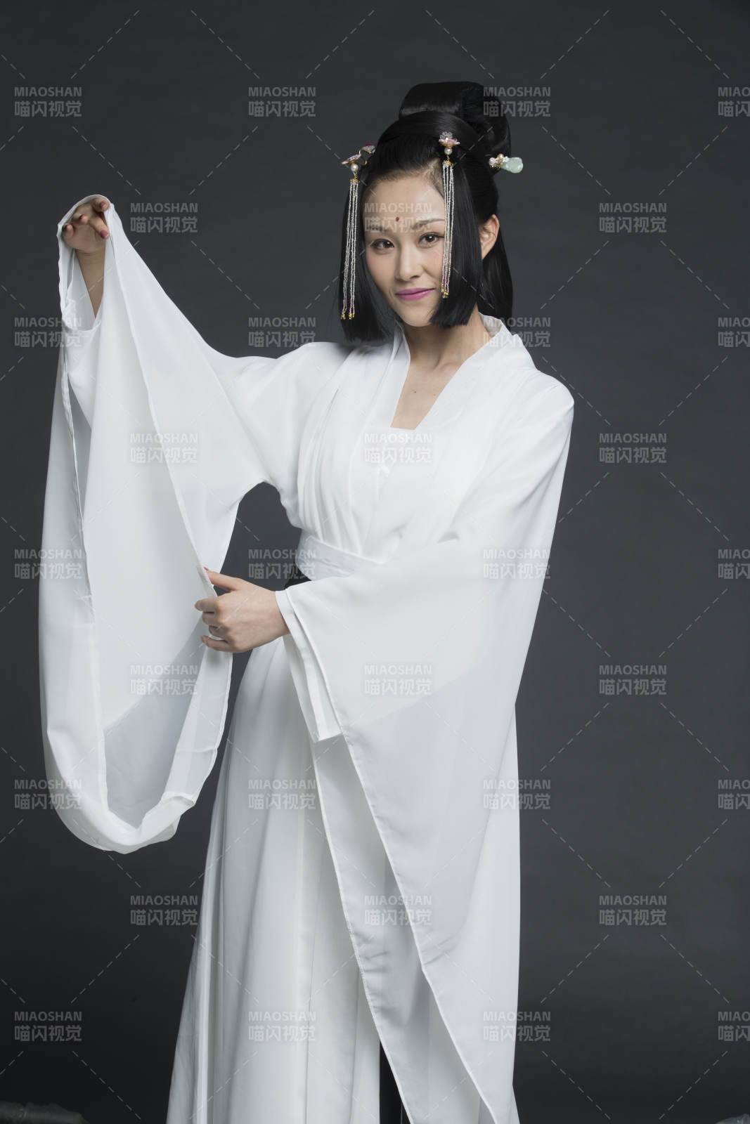 身穿古裝的漢服女性人像漢服影棚拍攝