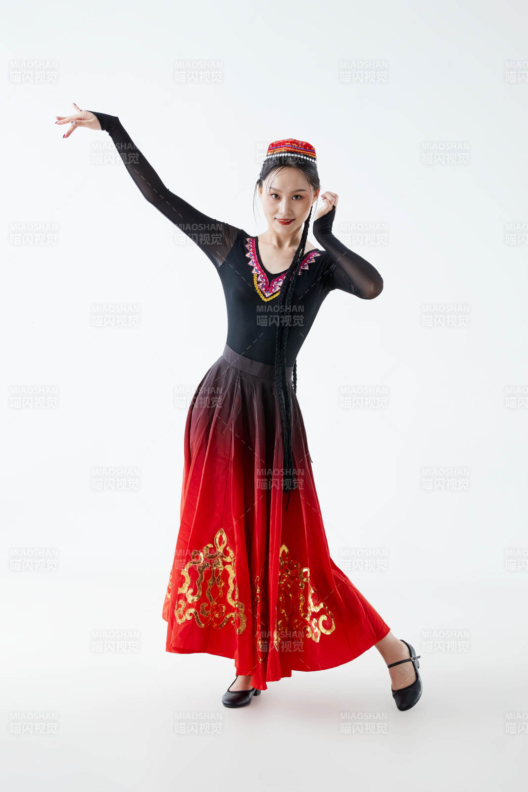 穿著新疆維吾爾族服飾跳舞的少女