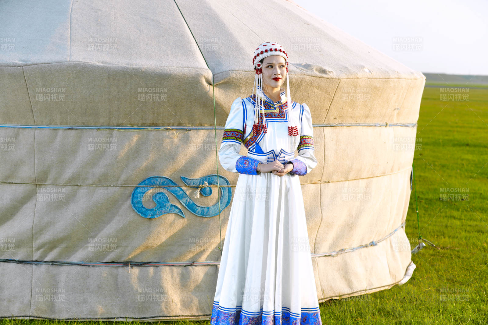 草原上穿著蒙古族傳統服飾的亞洲年輕美少女