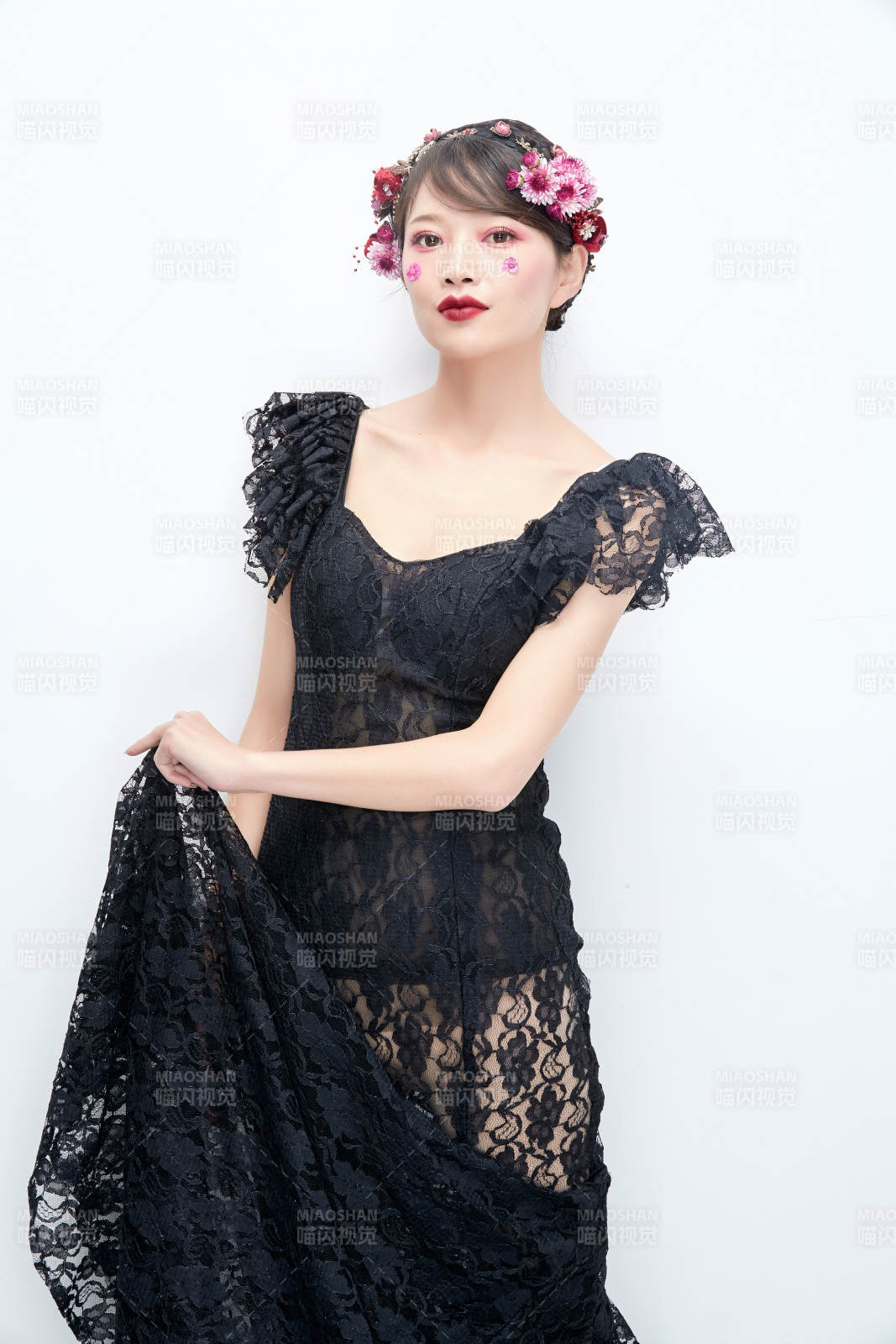 白色背景下的新娘彩妝美女人像