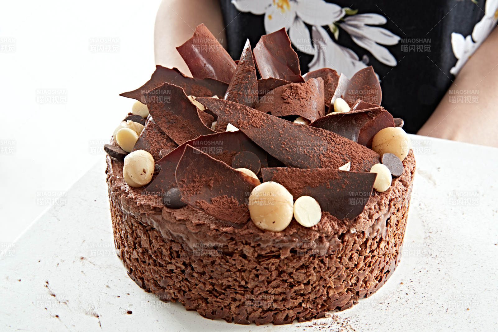 喝紅酒品嘗蛋糕的年輕女性