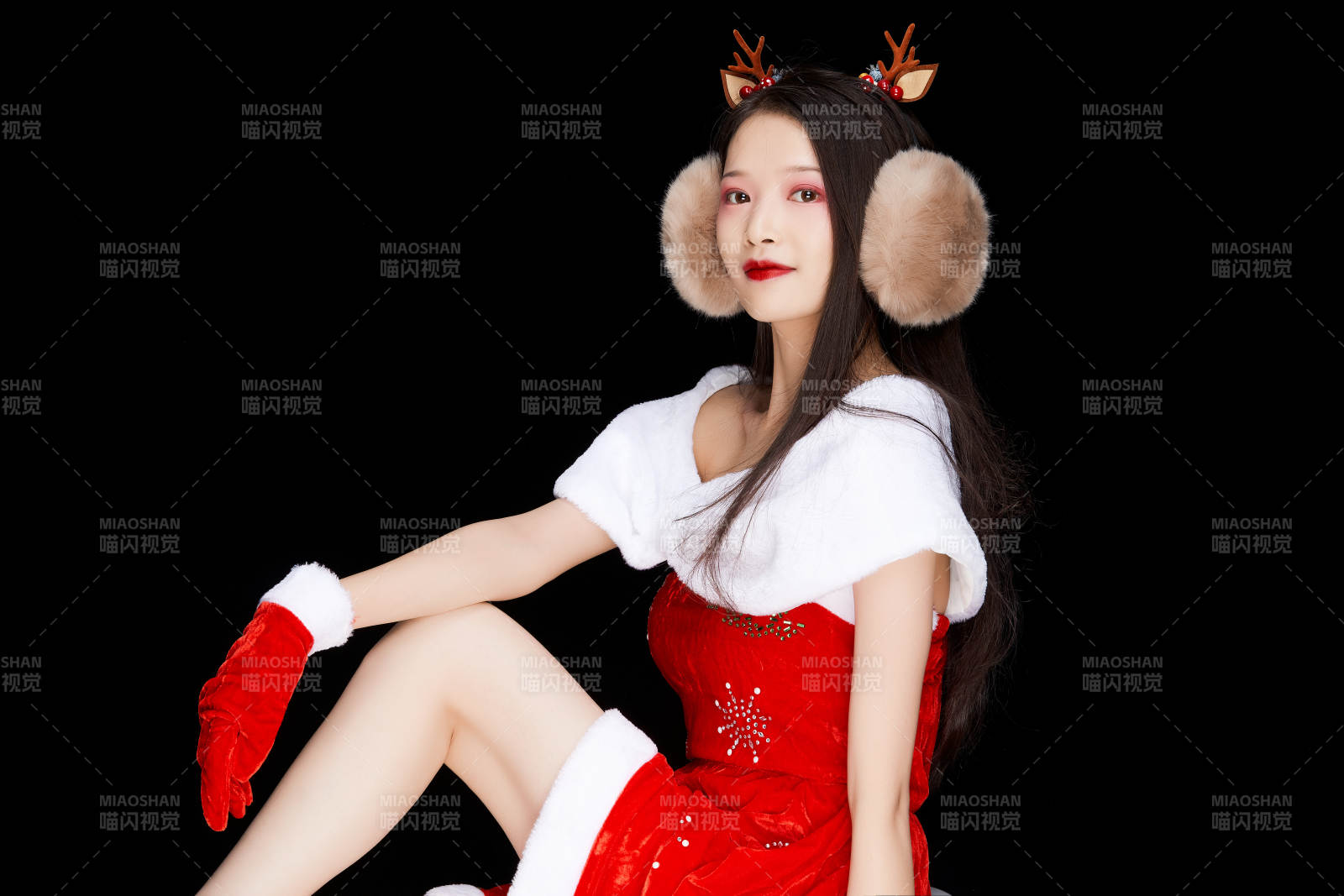 身穿圣诞服饰手提购物袋性感可爱的圣诞女郎