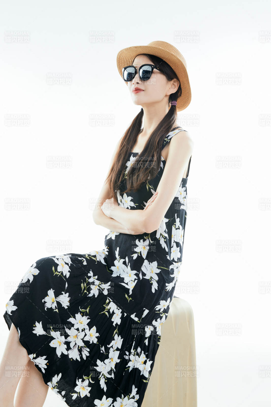 白色背景下準備出發旅行的美麗東方女大學生