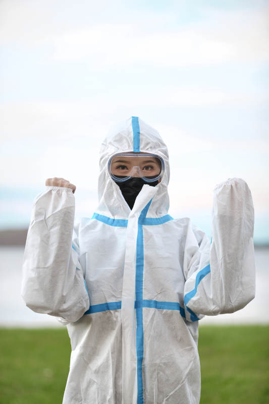 穿白色防护服佩戴护目镜口罩的女性防护人员