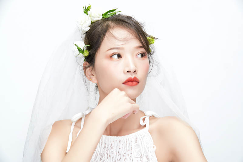 棚拍白色背景下的新娘美妆