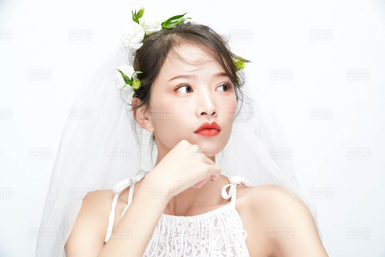 棚拍白色背景下的新娘美妆