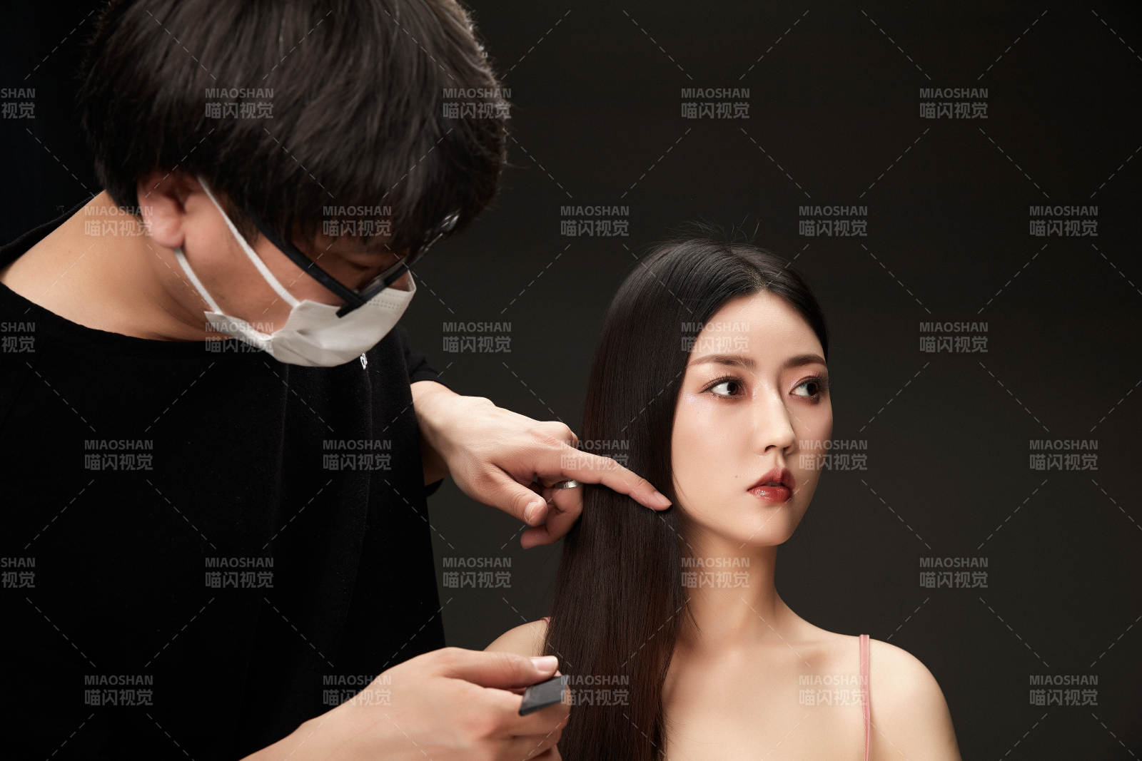 進(jìn)行美妝化妝的化妝師與模特