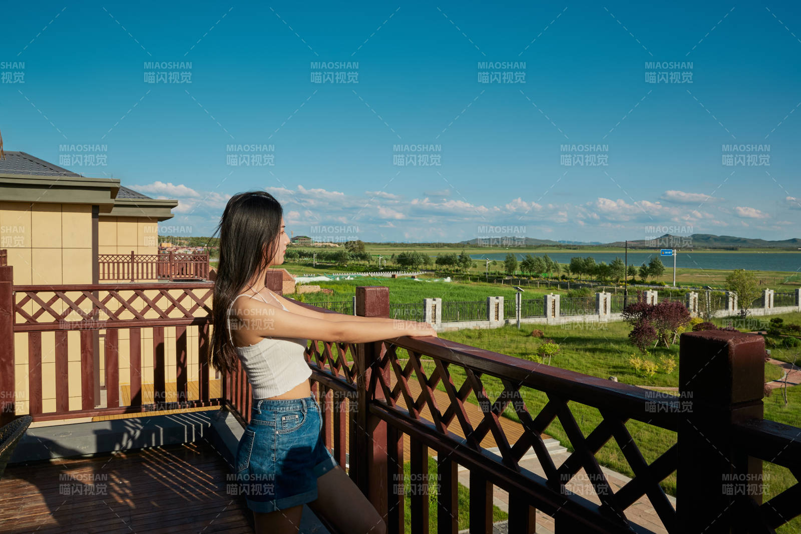 度假区酒店别墅天台上的美女