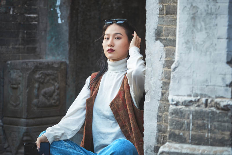 老舊城區里穿著復古港風的美麗清純少女