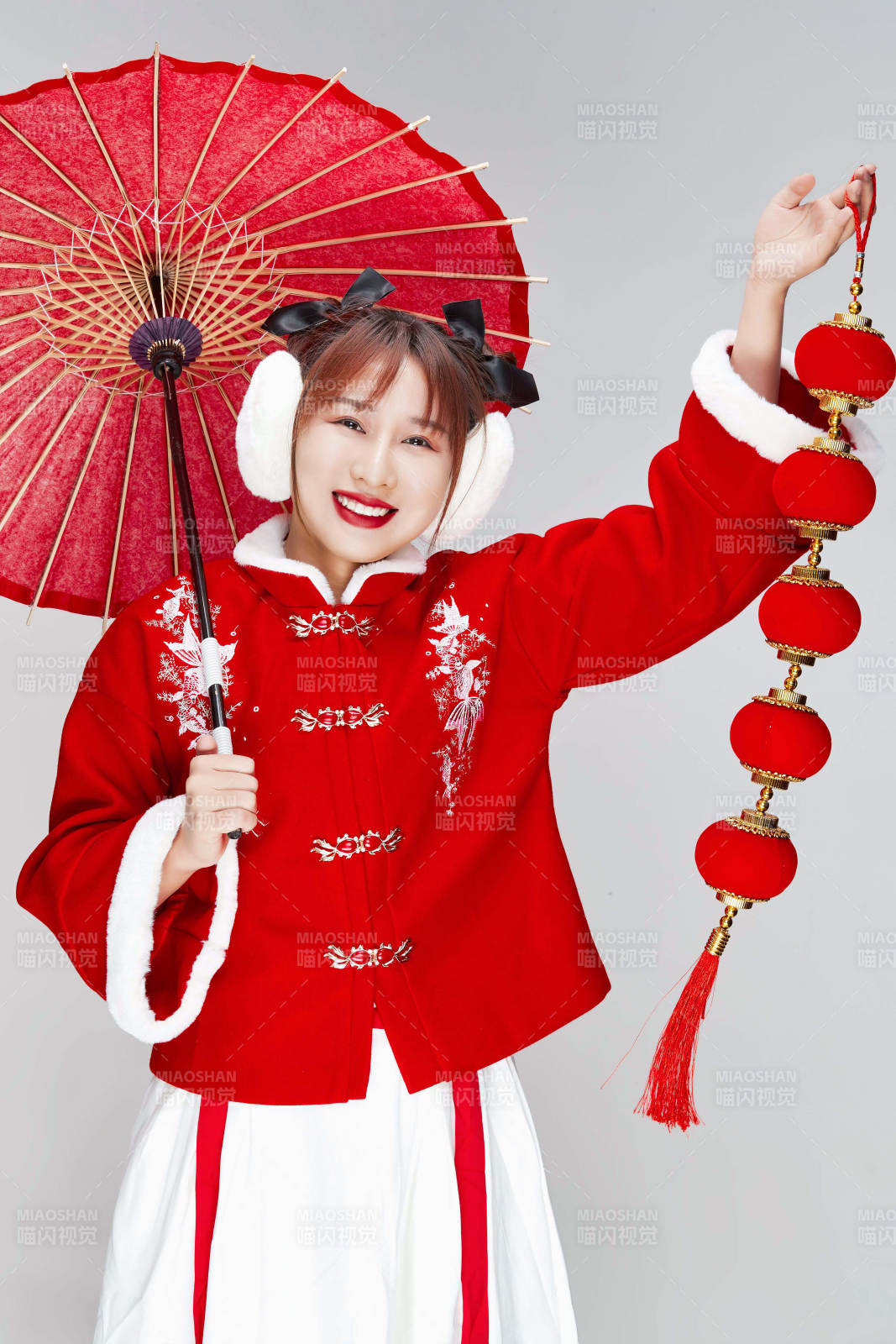 手打油紙傘手提紅燈籠身穿喜慶漢服的可愛少女