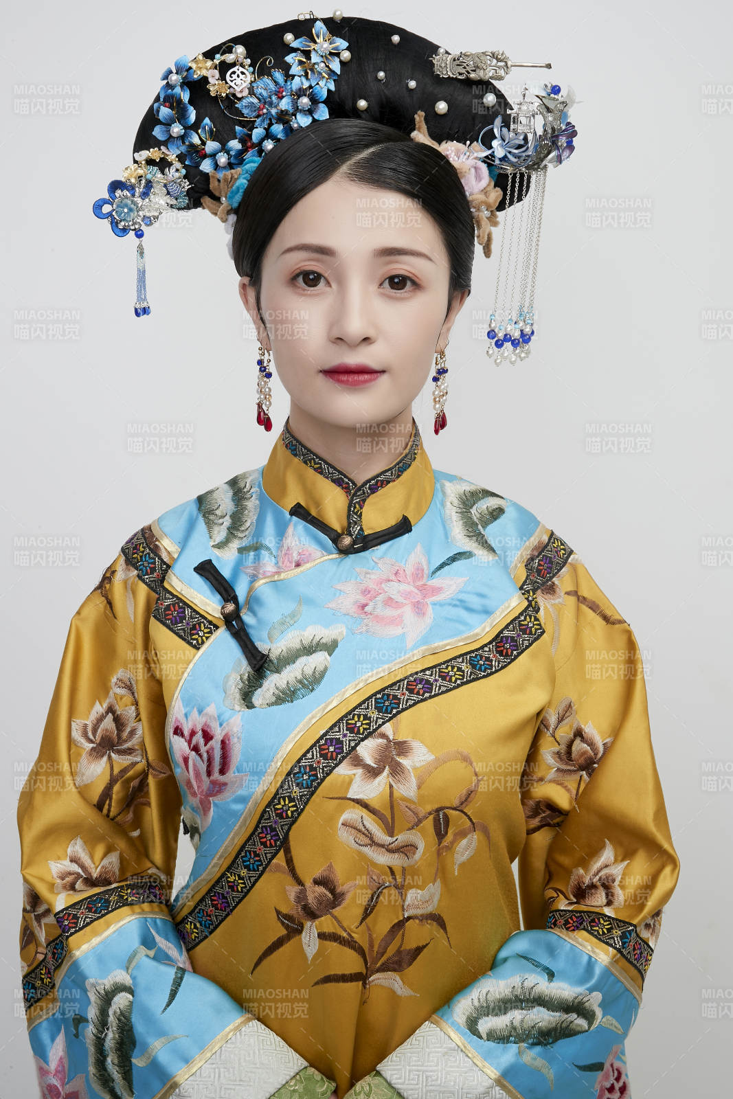 白色背景下的清代女性古裝造型清朝古裝